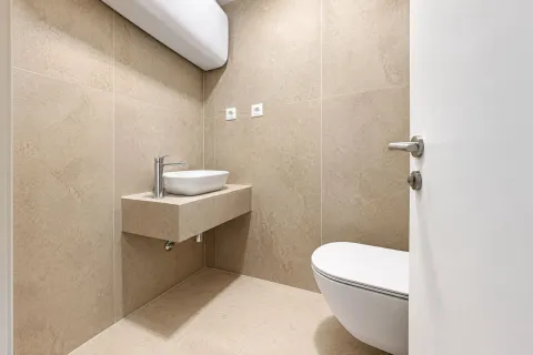 Moderne kupatilo sa umivaonikom i toalet šoljom u bež tonovima. - image 7