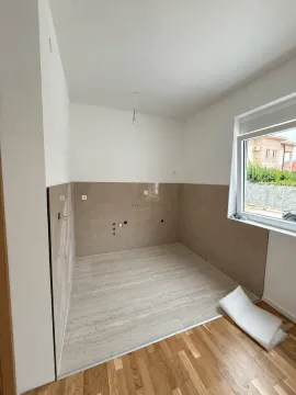 Nenamešten dio prostorije sa keramičkim pločicama na zidu i podu. - image 3