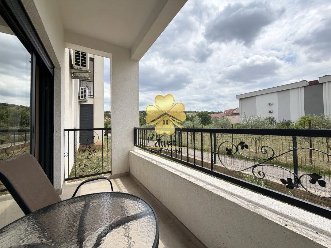 Izdavanje, dvosoban stan, 80m², Tološi, Podgorica