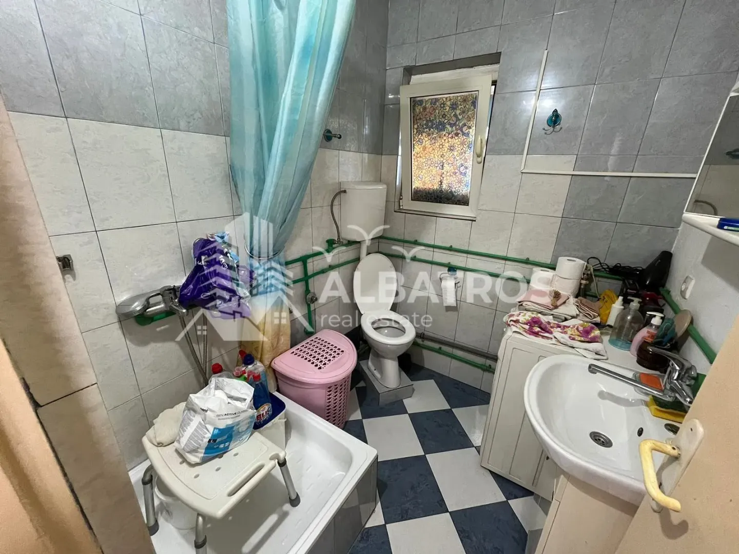 Kupatilo sa tuš kabinom, WC šoljom, umivaonikom i veš mašinom.