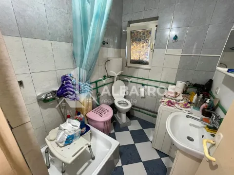 Kupatilo sa tuš kabinom, WC šoljom, umivaonikom i veš mašinom. - image 12