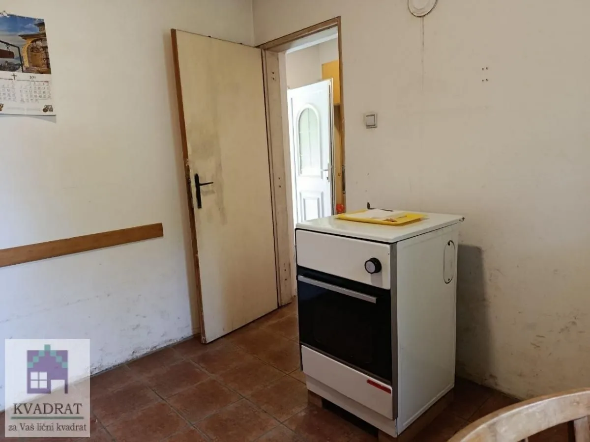 Manja kuhinja sa štednjakom i izlazom u hodnik.