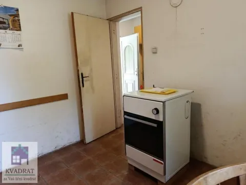 Manja kuhinja sa štednjakom i izlazom u hodnik. - image 12
