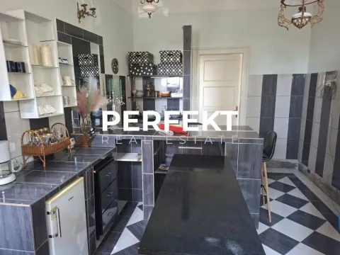 Kuhinja opremljena elementima od pločica i šankom. - image 12