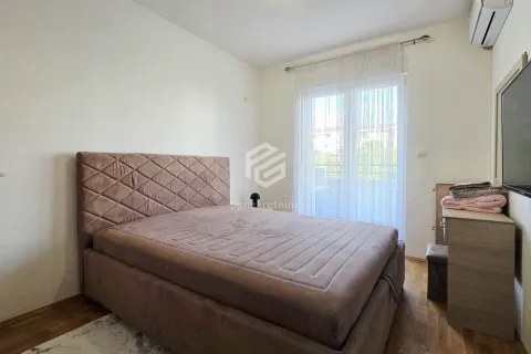 Namještena spavaća soba sa bračnim krevetom i izlazom na terasu. - image 11
