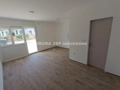 Prazna prostorija sa drvenim podom, vratima i staklenim izlazom. - image 4