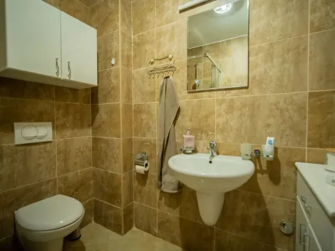 Izdavanje, jednosoban stan, 40m², Dobrota, Kotor - image 10