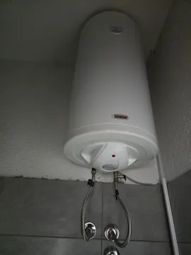 Električni bojler montiran na zid u kupatilu. - image 10