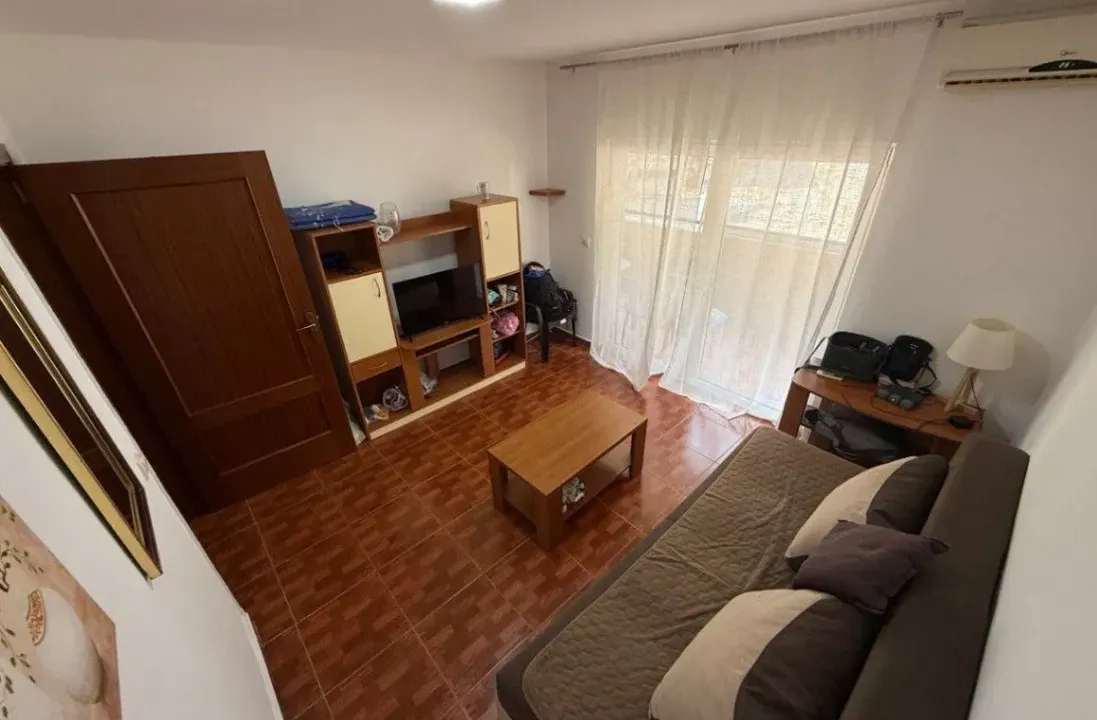Izdavanje, jednosoban stan, 55m², Lazi, Budva