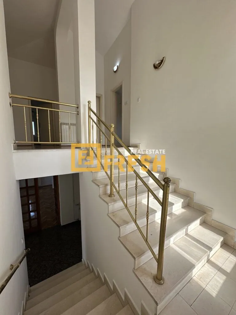Izdavanje, kuća, 230m², Dahna, Podgorica