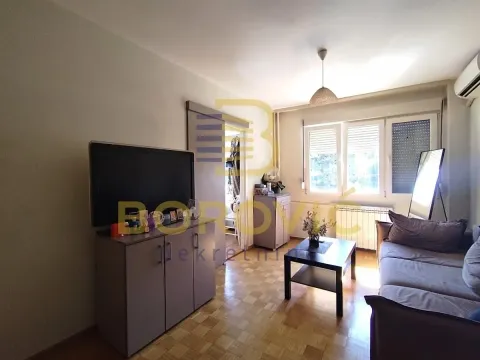 Dnevna soba sa garniturom, televizorom i trpezarijskim stolom. - image 3