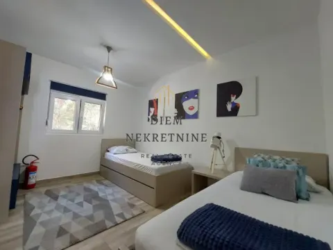 Rent, two bedroom apartment, 70m², Dobrota, Kotor - image 11