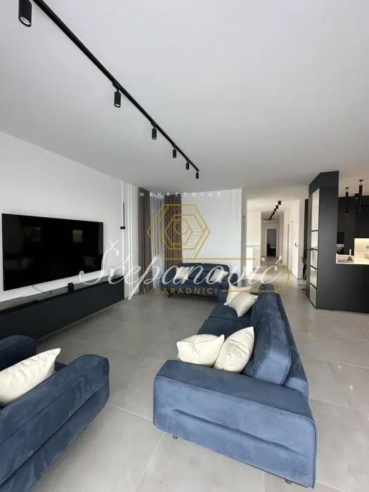 Izdavanje, četvorosoban stan, 164m², Mišeluk, Petrovaradin