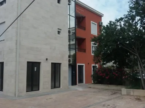 Izdavanje, poslovni prostor, 80m², Dobrota, Kotor - image 5