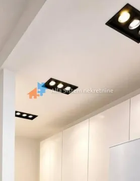 Detalj belih ugradnih plakara i plafonske rasvete. - image 10