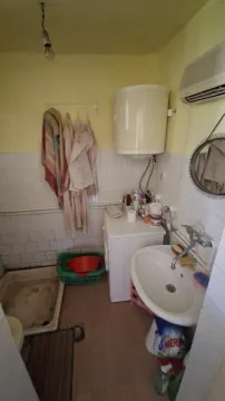 Manje kupatilo sa lavaboom, veš mašinom i bojlerom. - image 17