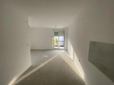 Prazna prostorija u izgradnji sa belim zidovima i balkonskim vratima. - image 3
