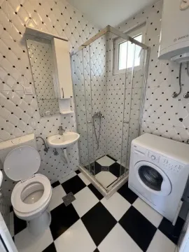 Kompaktno kupatilo sa tuš kabinom, umivaonikom, wc šoljom i veš mašinom. - image 6