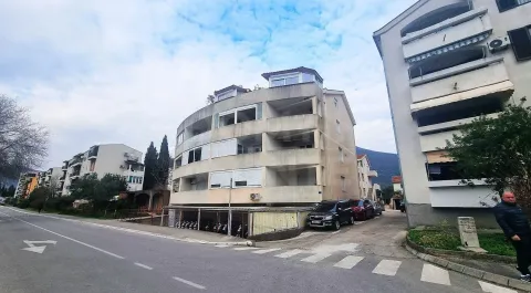Pogled sa ulice na stambenu zgradu sa terasama i parkingom. - image 13