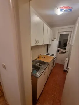Manja kuhinja sa belim elementima i sudoperom. - image 2
