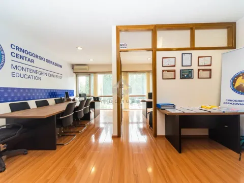 Izdavanje, poslovni prostor, 42m², Centar, Podgorica - image 1