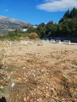 Pogled na plac i okolni pejzaž sa brdima u pozadini. - image 2