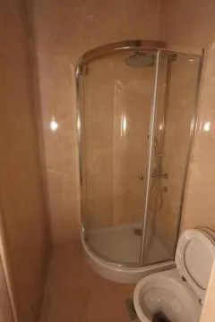 Jednostavno kupatilo sa staklenom tuš kabinom. - image 15