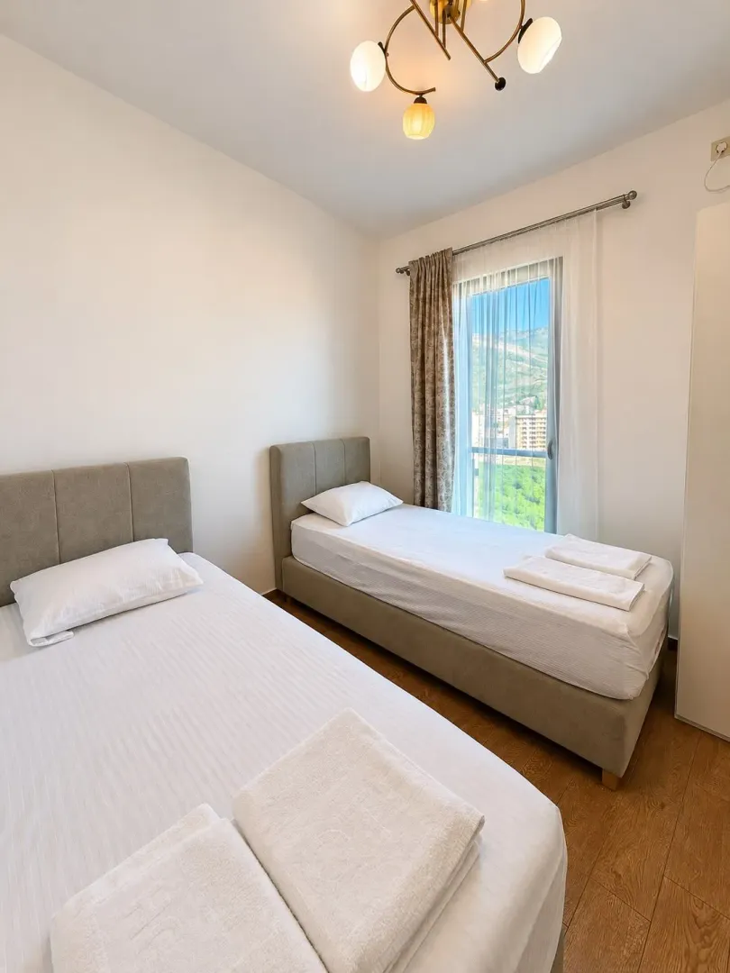 Bedroom with two single beds and access to the terrace.