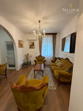 Dnevna soba sa klasičnim namještajem i lusterom. - image 6