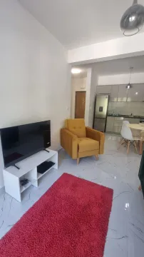 Dnevni boravak sa televizorem i foteljom u produžetku sa kuhinjom. - image 3