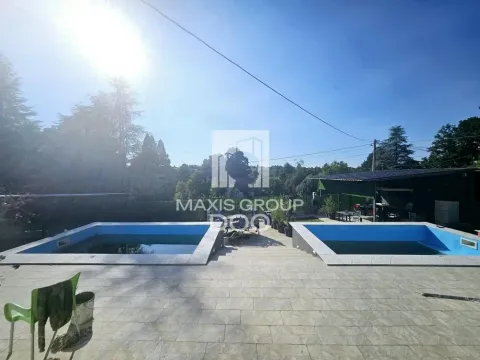 Dvorište sa bazenima i pogledom na okolno zelenilo. - image 15