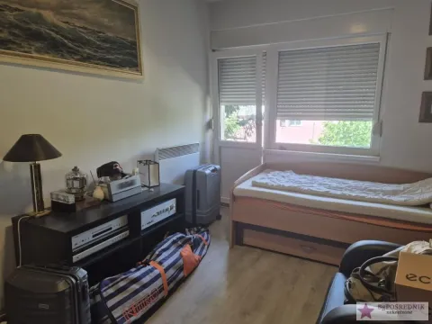 Manja spavaća soba sa krevetom i prozorom. - image 6