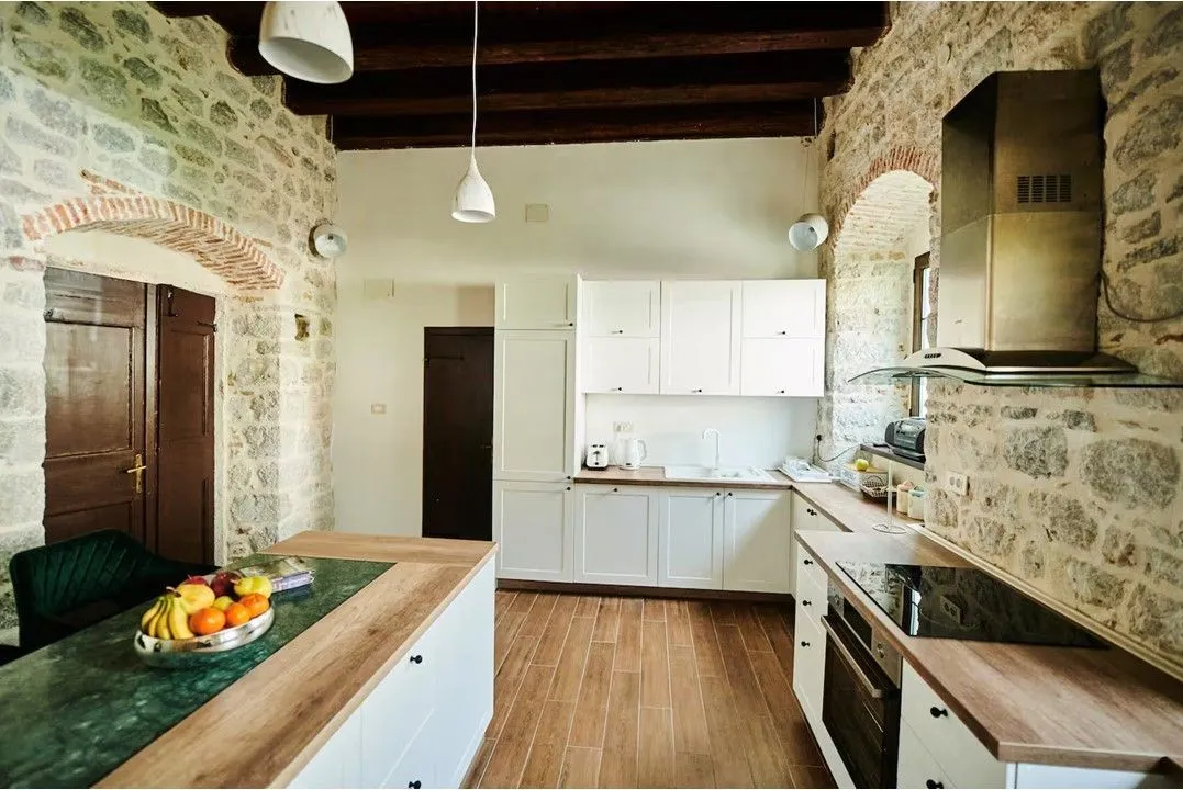 Prodaja, dvosoban stan, 129m², Dobrota, Kotor