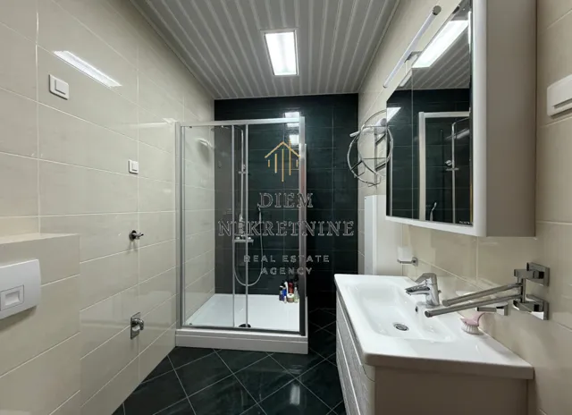 Izdavanje, trosoban stan, 140m², Podgorica, Crna Gora