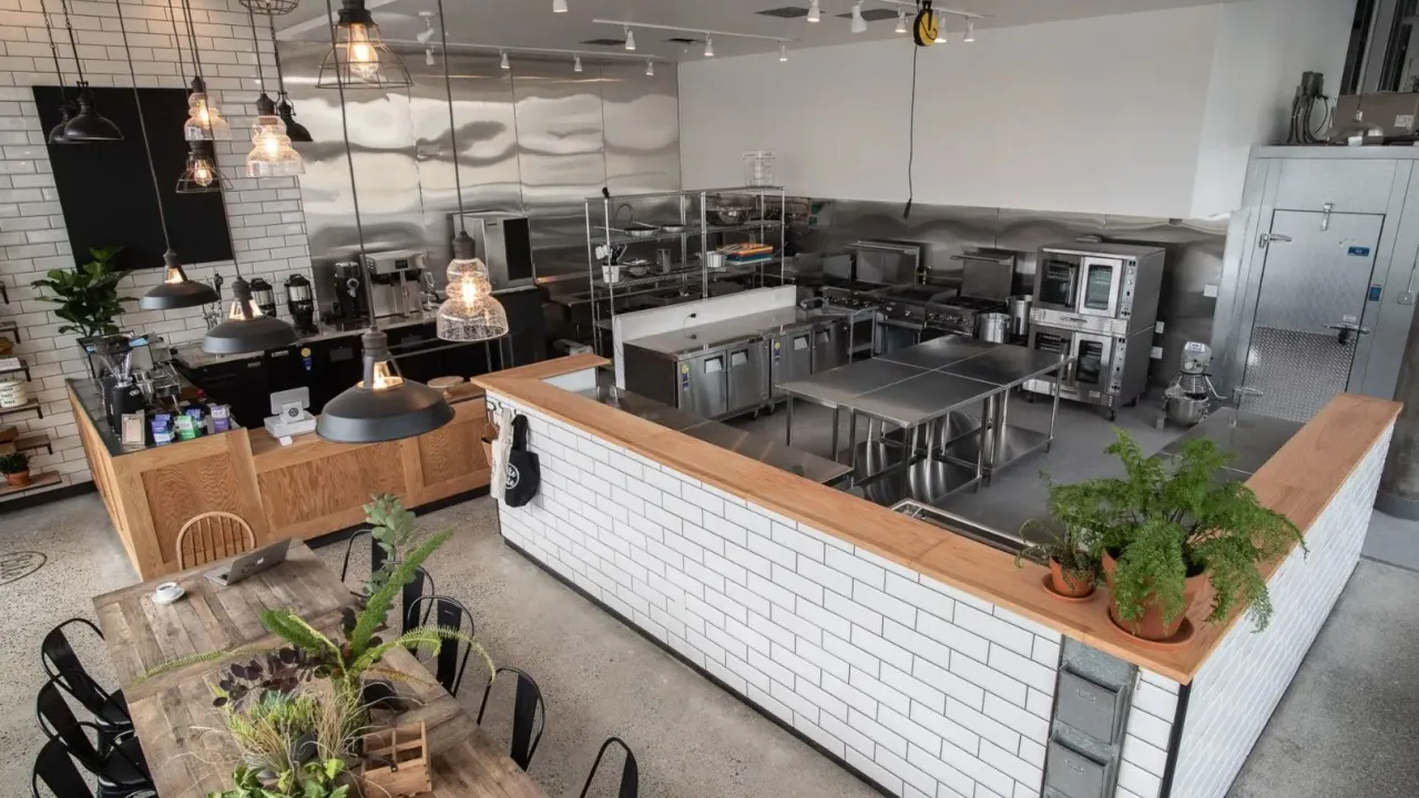 Izdavanje, poslovni prostor, 200m², Centar, Podgorica