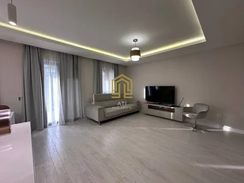 Dnevna soba sa garniturom, televizorom i spuštenim plafonom sa rasvjetom. - image 3