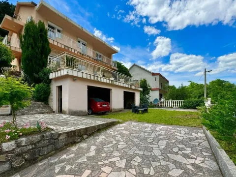 Eksterijer kuće sa dvorištem, terasom i garažom. - image 5