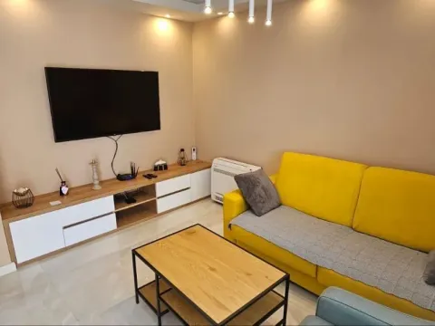 Izdavanje, jednosoban stan, 40m², Tivat, Crna Gora - image 1