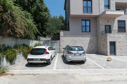 Spoljni dio zgrade sa označenim parking mjestima. - image 5