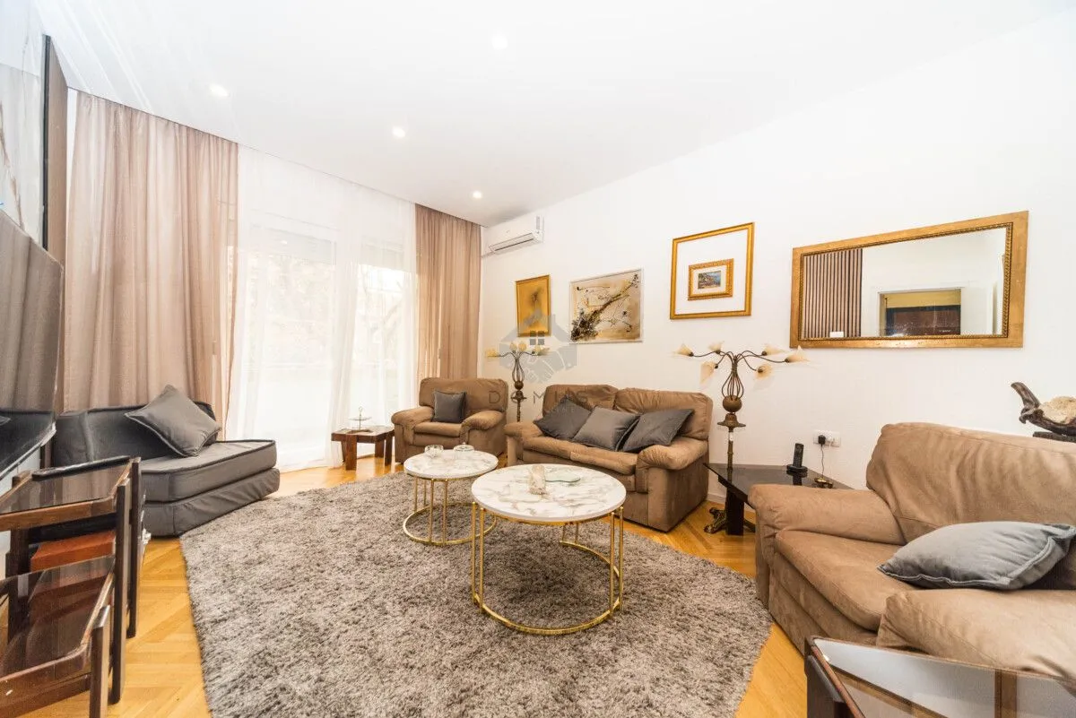 Izdavanje, dvosoban stan, 75m², Centar, Podgorica