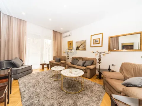 Izdavanje, dvosoban stan, 75m², Centar, Podgorica - image 1