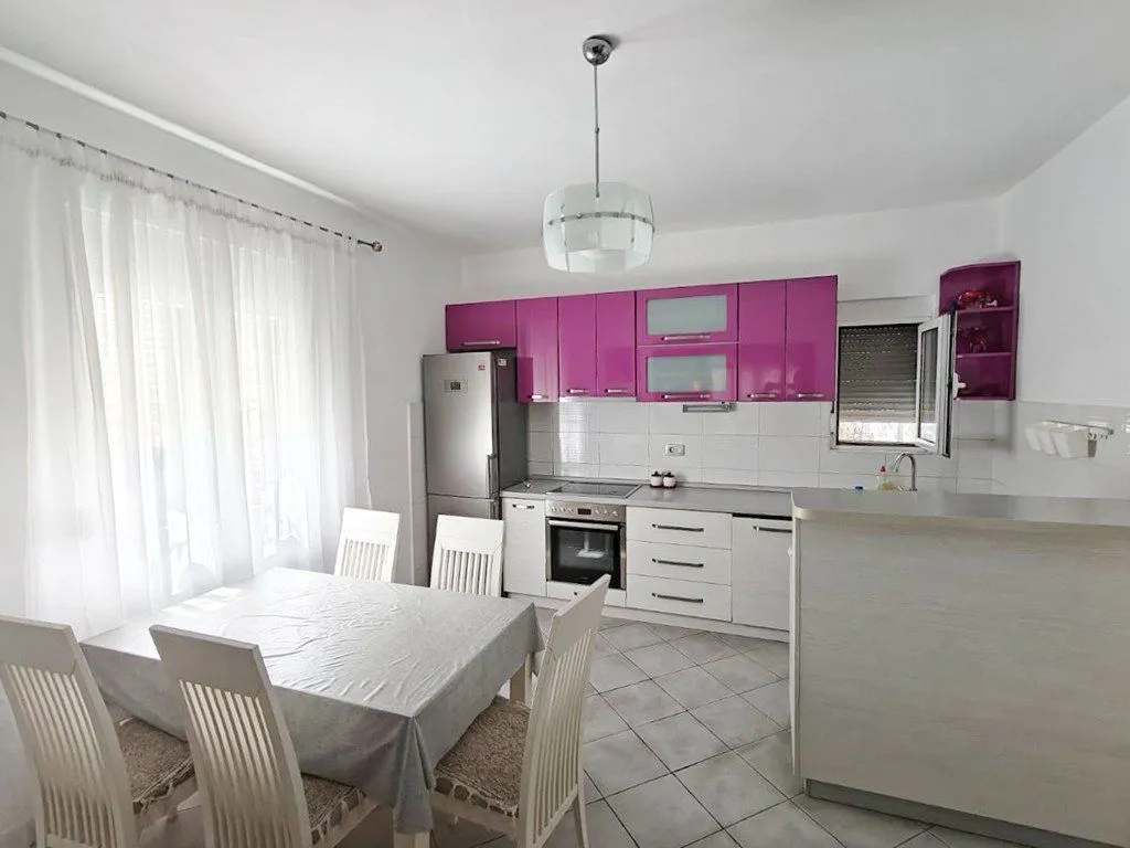 Izdavanje, dvosoban stan, 90m², Stari Aerodrom, Podgorica