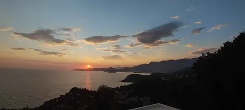 Pogled na zalazak sunca iznad mora i obale sa terase. - image 20