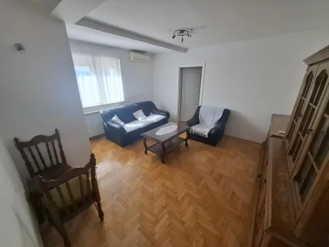 Dnevna soba sa garniturom za sedenje, stočićem i parketom na podu. - image 4