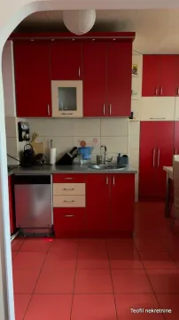 Kuhinja sa crvenim elementima i sudoperom. - image 10