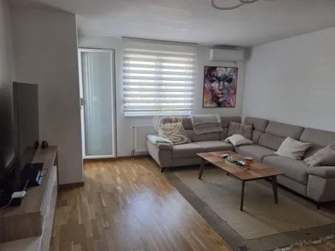 Dnevna soba sa garniturom, stočićem i televizorom. - image 9