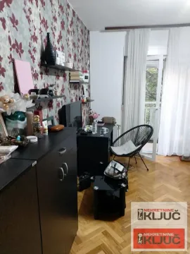 Dnevna soba sa nameštajem, radnim stolom i izlazom na terasu. - image 2