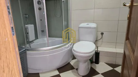 Prikaz svijetlog kupatila sa tuš kabinom i toaletom. - image 10