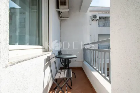 Manji balkon sa stolom i stolicama. - image 5