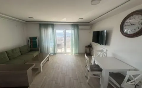 Dnevni boravak sa garniturom, trpezarijskim stolom i izlazom na terasu. - image 4